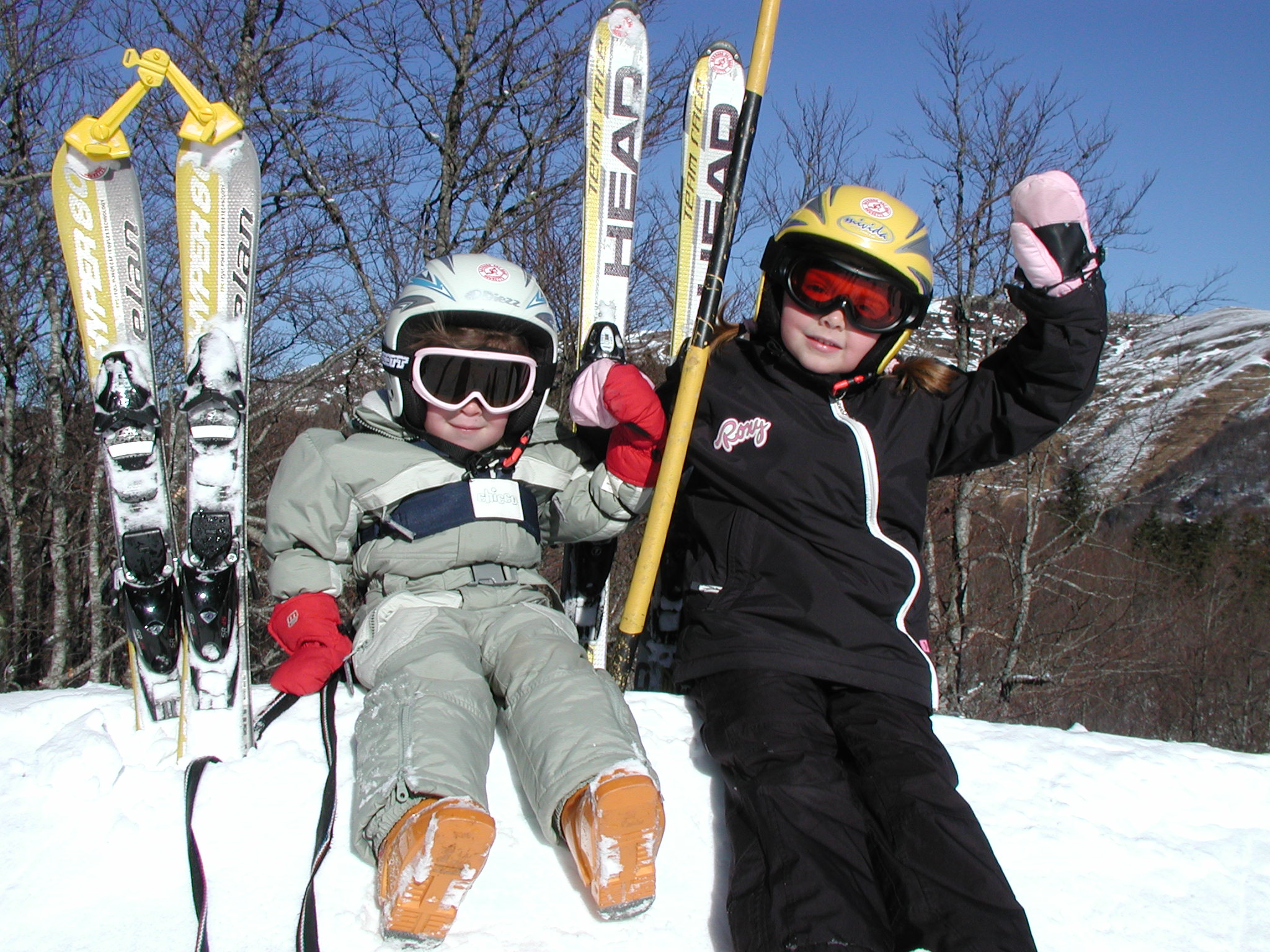 2 enfants skieurs filles